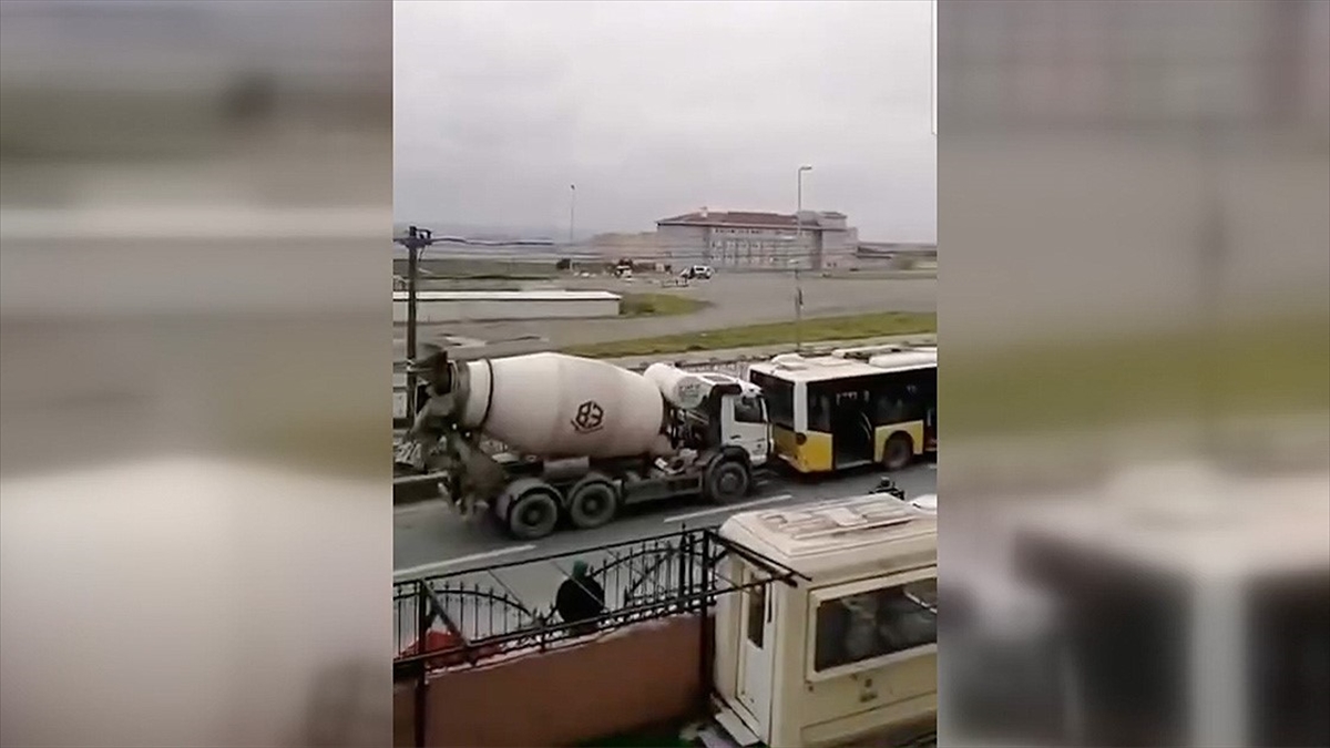 Sultangazi'de durakta yolcu indirmek için yavaşlayan İETT otobüsüne arkadan çarpan