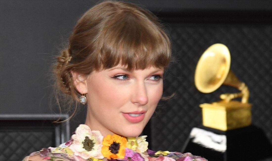 ABD'li şarkıcı Taylor Swift'in özel jetini internetten takip ederek sosyal