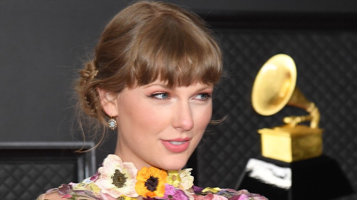 ABD'li şarkıcı Taylor Swift'in özel jetini internetten takip ederek sosyal