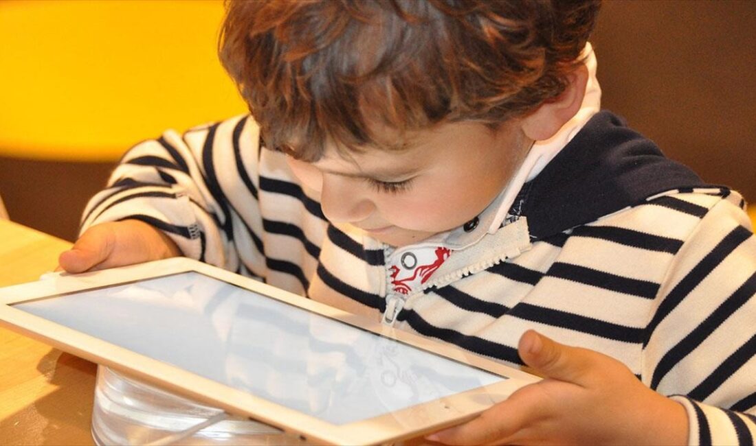 Doç. Dr. Aliye Özenoğlu, bilgisayar, tablet ve telefonda gece geç