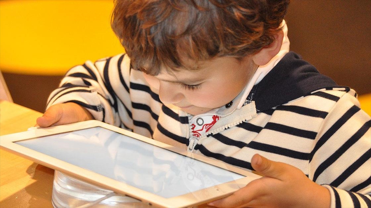 Doç. Dr. Aliye Özenoğlu, bilgisayar, tablet ve telefonda gece geç