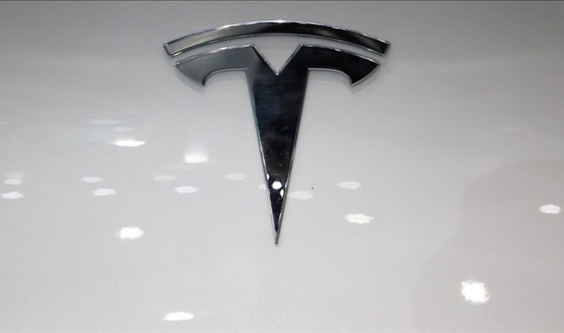 Elektrikli otomobil üreticisi Tesla'nın bazı araçlarında ikaz ışıklarındaki yazı boyutunun