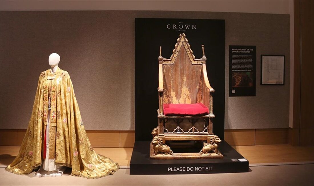 Gerçeğinin birebir kopyası şeklinde üretilerek The Crown dizisinde kullanılan ürünlerden