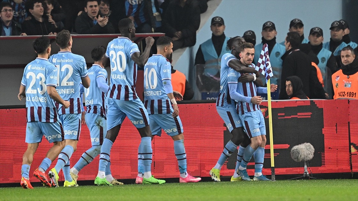 Ligde en son 2019-2020 sezonunda kupayı müzesine götüren bordo-mavililer, yarı