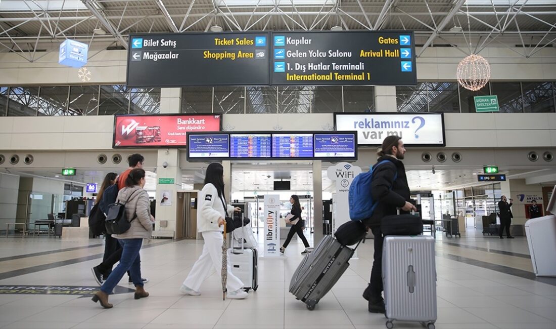 Türkiye'de hava yolunu kullanan yolcu sayısının bu yıl 222,2 milyon