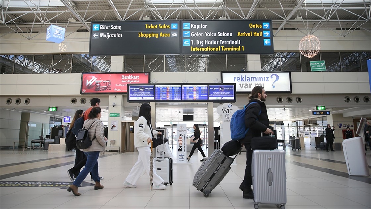 Türkiye'de hava yolunu kullanan yolcu sayısının bu yıl 222,2 milyon