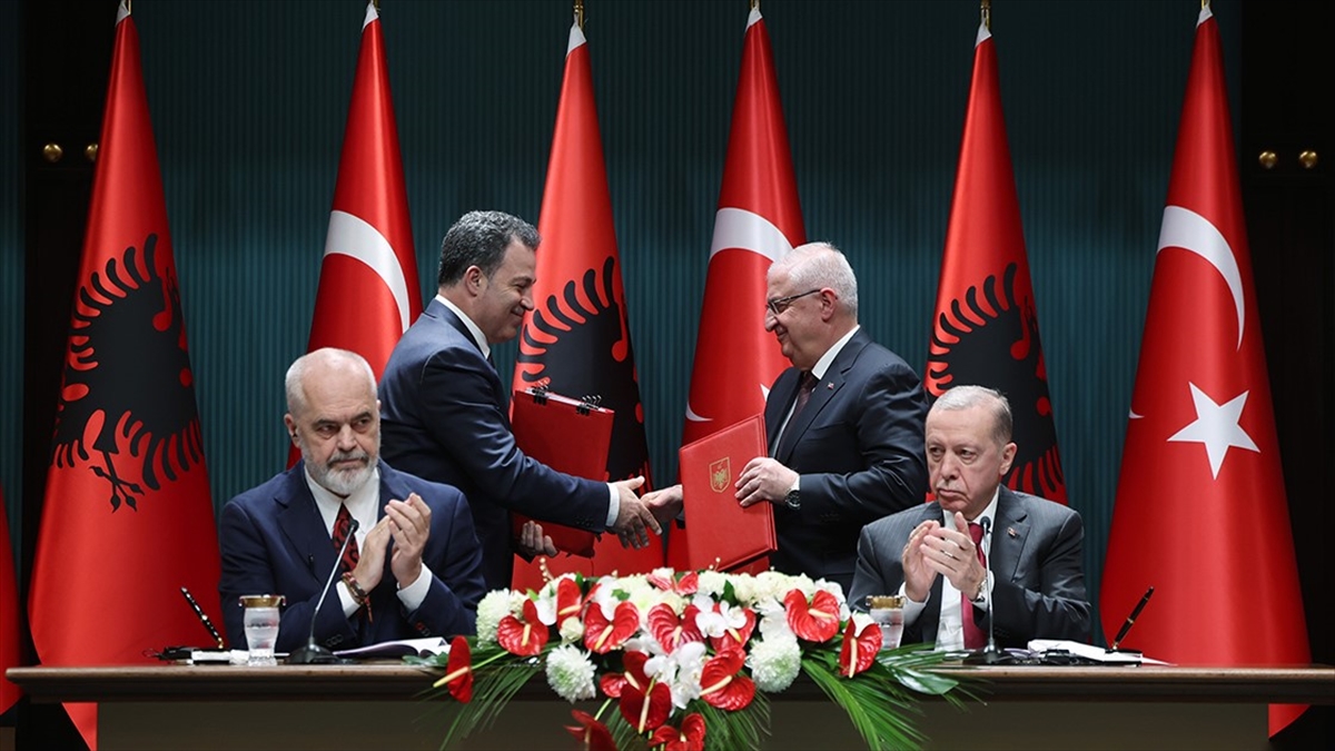Cumhurbaşkanı Recep Tayyip Erdoğan ve Arnavutluk Başbakanı Edi Rama huzurunda,
