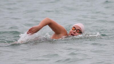 Ultra maraton yüzücüsü Bengisu Avcı, Yeni Zelanda'daki Cook Boğazı'nı geçerek