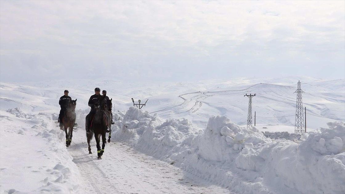 Van'da jandarma komando timleri ile atlı birlikler, sınır hattına yakın
