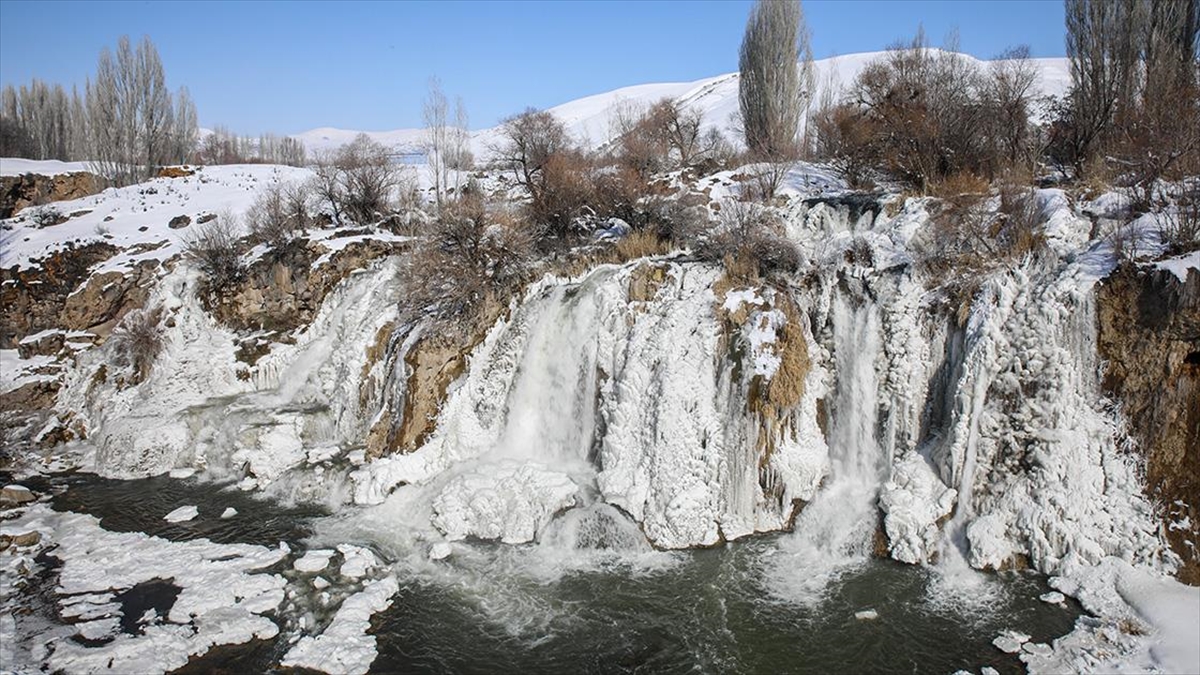 Van'ın Muradiye ilçesinde yerli ve yabancı turistlerin en çok ziyaret
