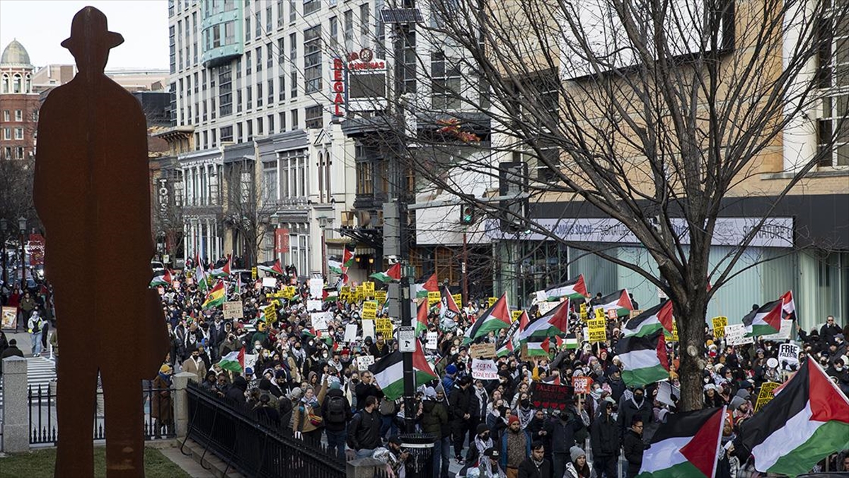 ABD'nin başkenti Washington'da toplanan binlerce kişi, dondurucu soğuğa rağmen Kongre