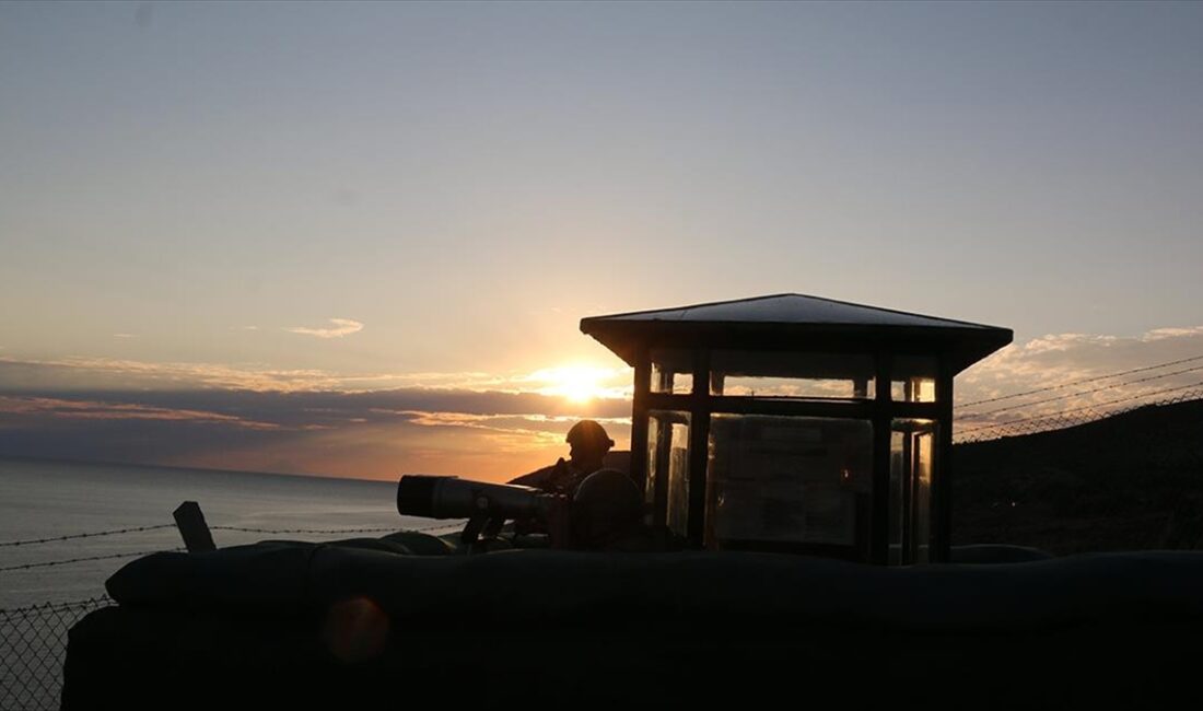 Yasa dışı yollarla Yunanistan'a geçmeye çalışan 3'ü terör örgütü üyesi 5 kişi yakalandı Milli Savunma Bakanlığı, yasa dışı yollarla Yunanistan'a geçmeye çalışan 3'ü