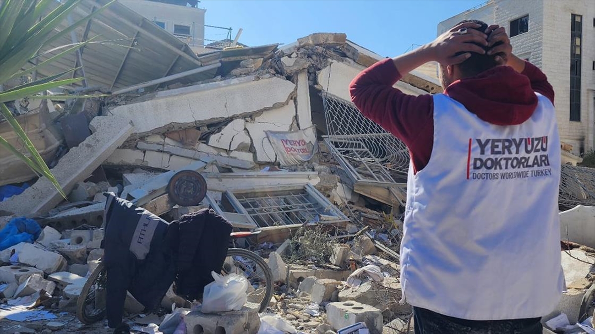 Yeryüzü Doktorları Derneği’nin Gazze’deki kliniği İsrail ordusunun saldırılarında yıkıldı.