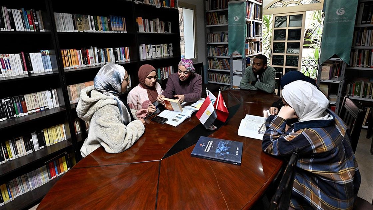 Mısır'ın başkenti Kahire'deki Yunus Emre Enstitüsüne (YEE) Mısırlı gençler yoğun