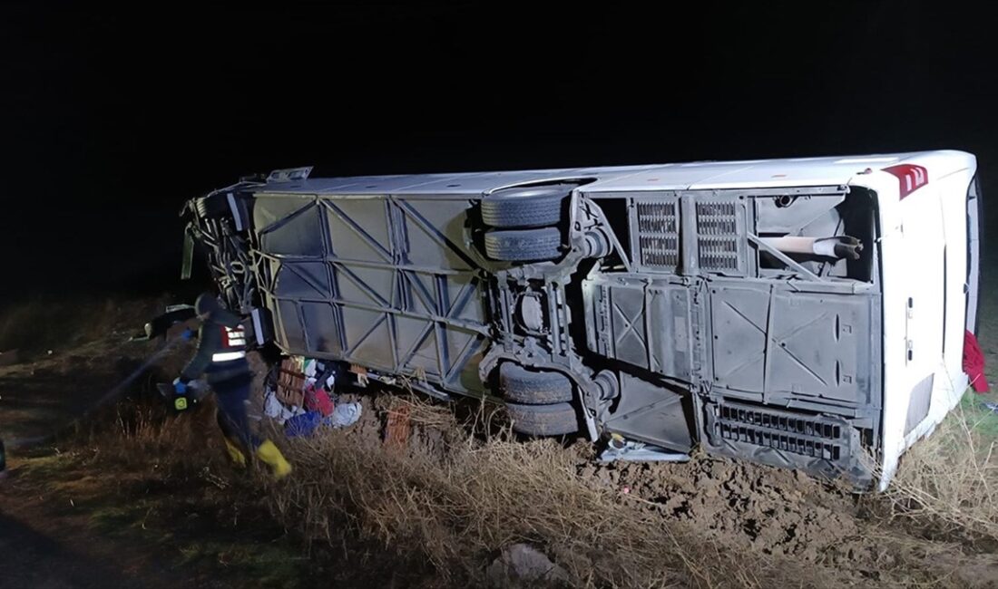 Yozgat'ta yolcu otobüsünün devrilmesi sonucu 4'ü ağır 19 kişi yaralandı.
