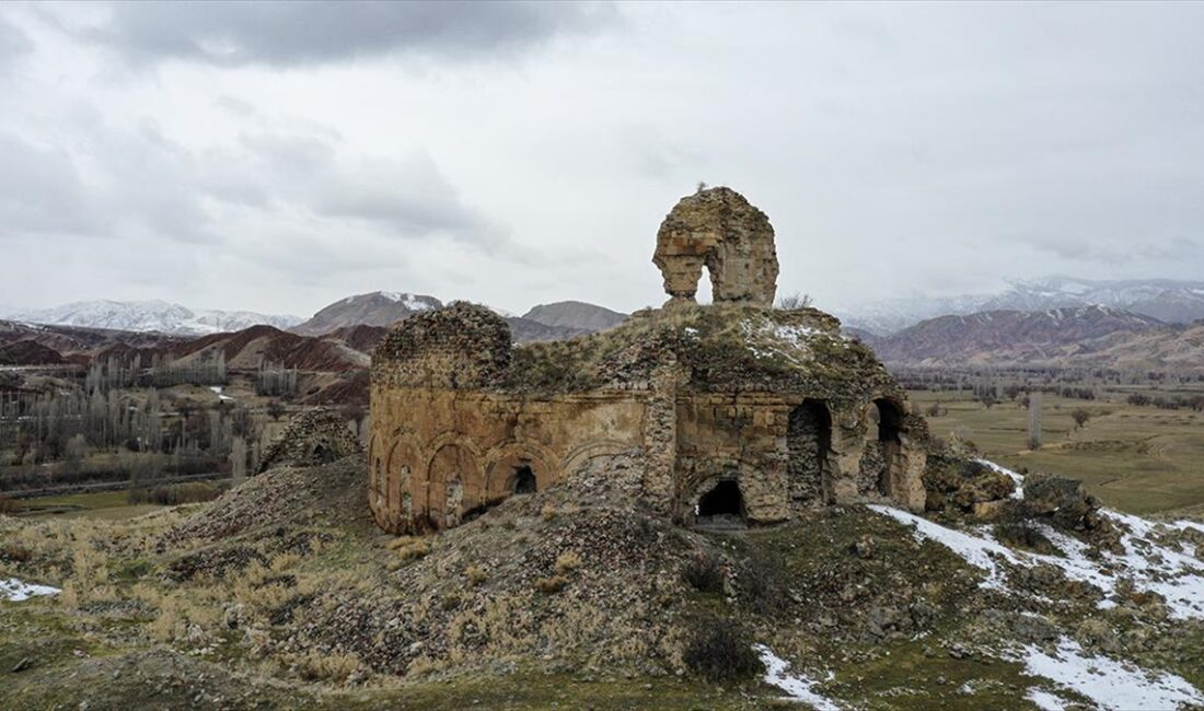 Erzurum'un Şenkaya ilçesinde bulunan yüksek dağlarla çevrili vadi ortasındaki tepede