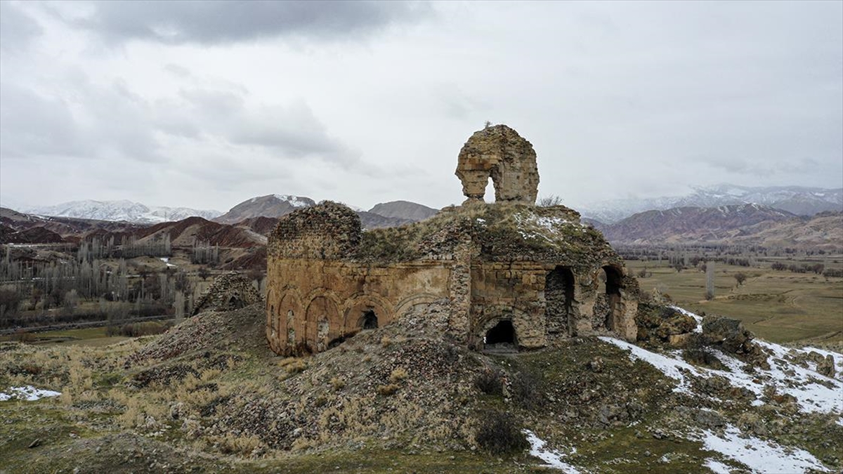 Erzurum'un Şenkaya ilçesinde bulunan yüksek dağlarla çevrili vadi ortasındaki tepede