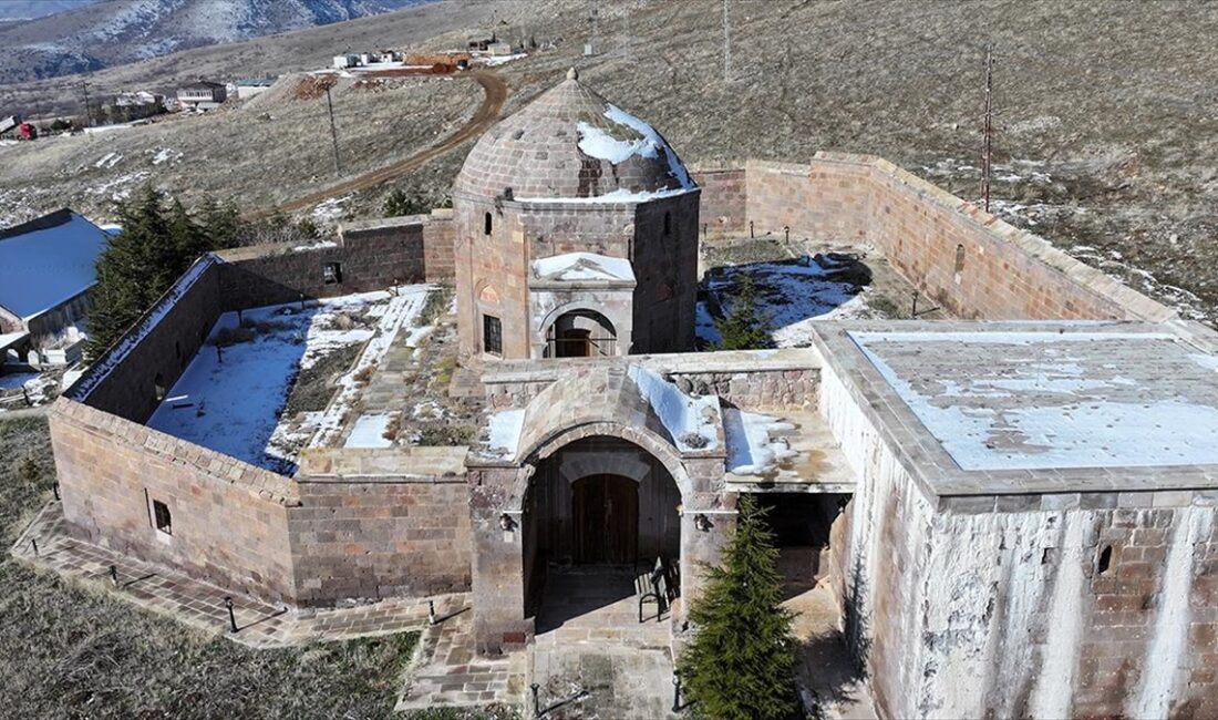 Kayseri'nin Develi ilçesinde muhtarlık yapan 66 yaşındaki Nazmi Şimşek, mahallesindeki