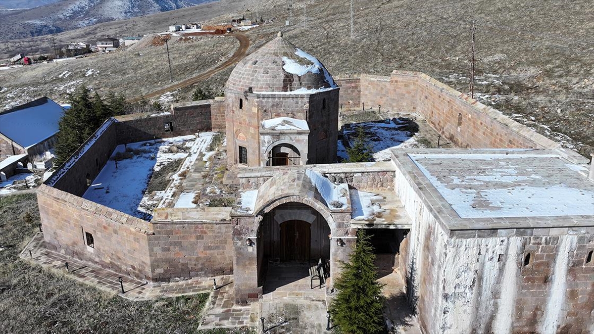 Kayseri'nin Develi ilçesinde muhtarlık yapan 66 yaşındaki Nazmi Şimşek, mahallesindeki