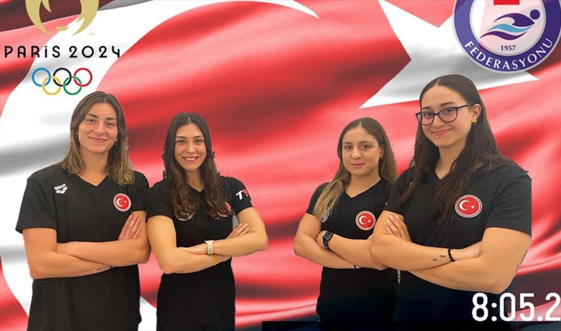 Katar'da düzenlenen Dünya Su Sporları Şampiyonası'nda yarışan Serbest Kadın Bayrak