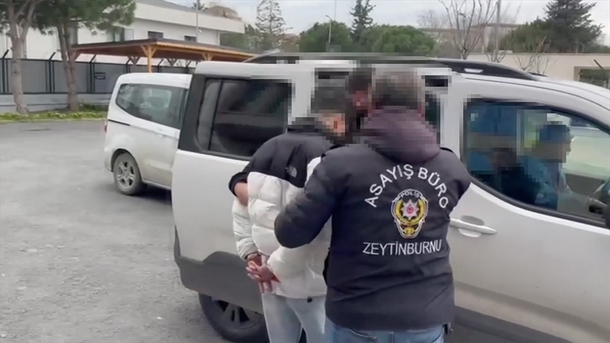 Zeytinburnu'nda, havaya ateş ettiği kurusıkı tabancayı bazı sürücülere doğrulttuğu gerekçesiyle