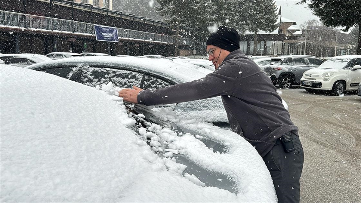 Türkiye'nin doğal güzellikleriyle ünlü Abant Gölü Milli Parkı'nda tatilciler, mart