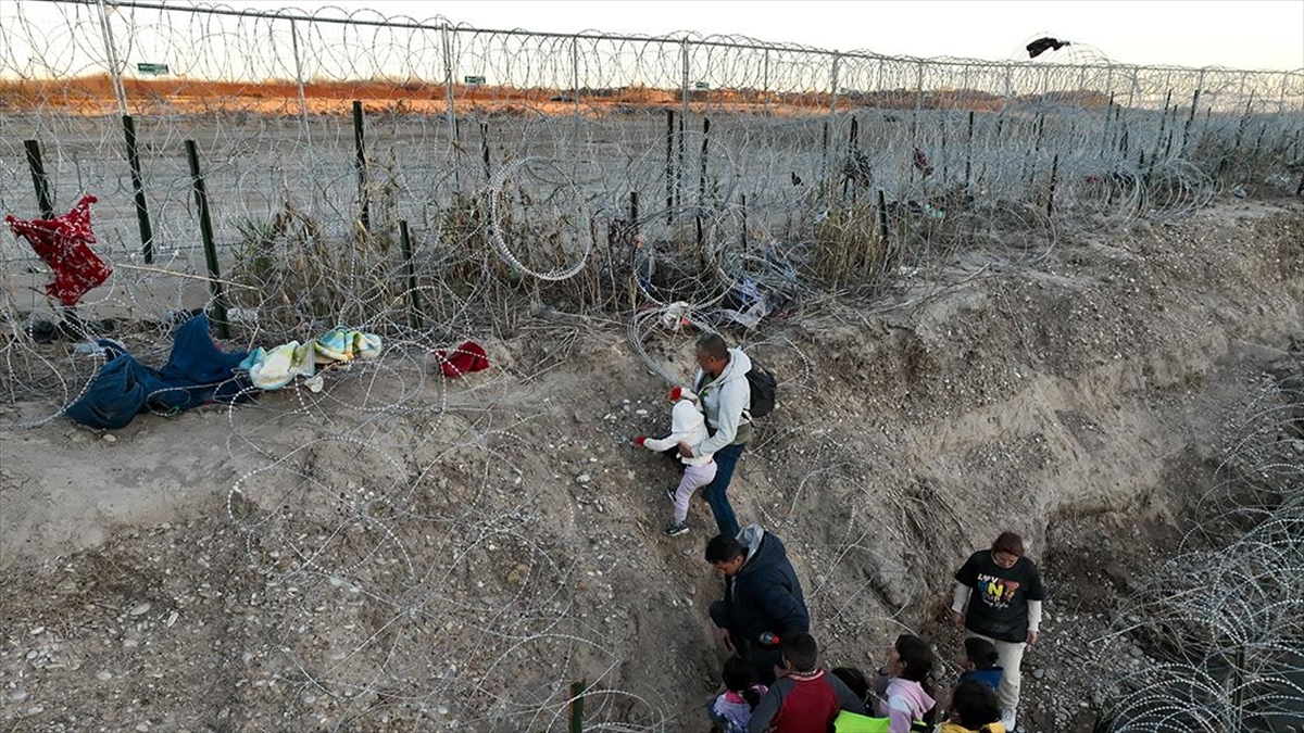ABD Yüksek Mahkemesinin önünü açtığı, Texas eyaletinde polise Meksika sınırından