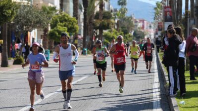 ANTALYA (AA) – Antalya'da "Atatürk'e Koşalım, Atatürk'le Koşalım" sloganıyla düzenlenen