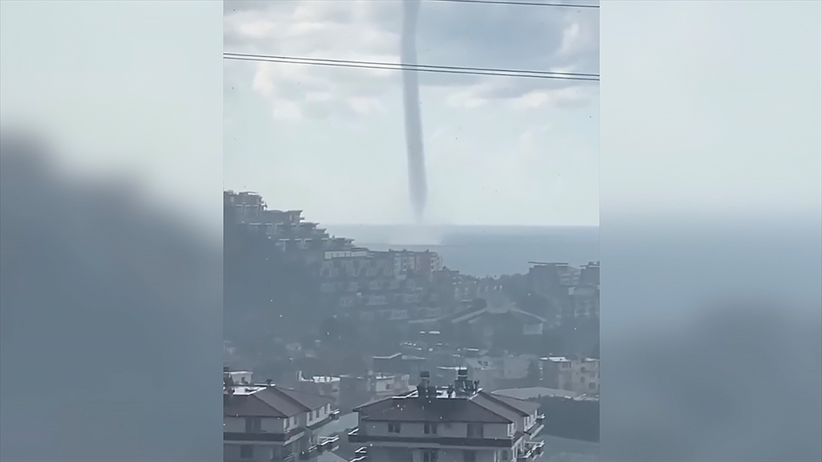 Kentin farklı noktalarından görülen hortum, cep telefonu kamerasıyla kaydedildi.