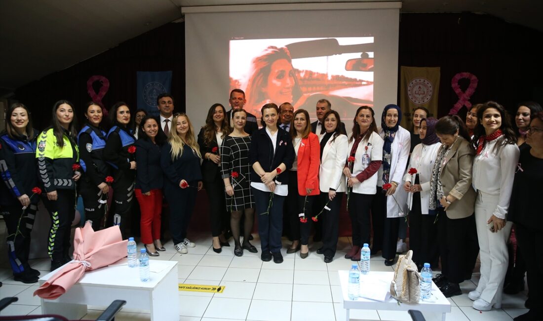 ANTALYA (AA) – Antalya'nın Alanya ilçesinde, öğrencilere ve kadınlara, kanserde