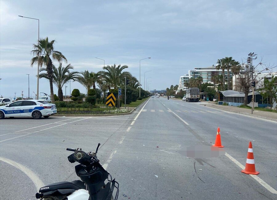 ANTALYA (AA) – Antalya'nın Alanya ilçesinde motosiklet ile kamyonun çarpışması
