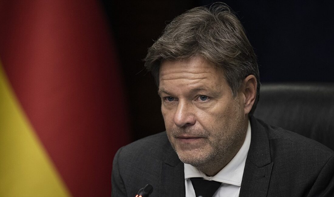 Almanya Ekonomi Bakanı Habeck'ten, daha az çalışma saati taleplerine eleştiri: Şu anda bunu gerçekten göze alamayız Almanya Ekonomi ve İklimi Koruma Bakanı Robert Habeck, ülkesinde çalışma