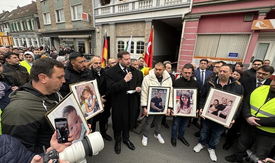 Almanya'nın Solingen kentinde 4 katlı binada kundaklama sonucu çıkan yangında