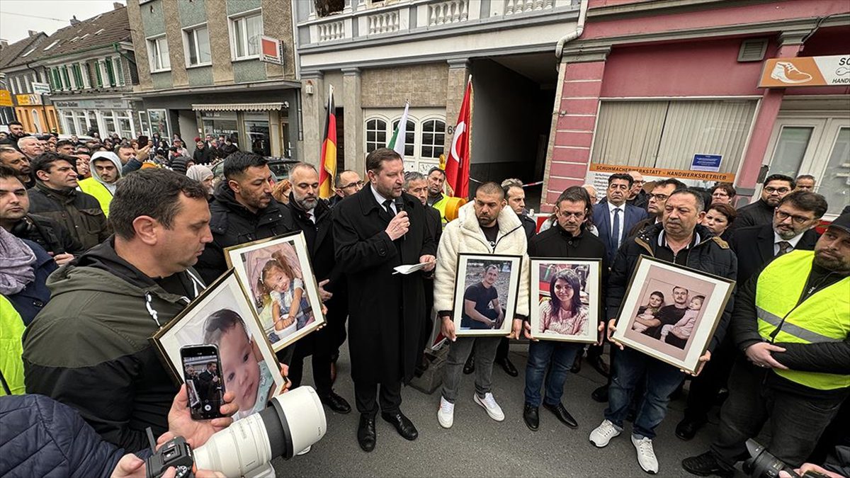 Almanya'nın Solingen kentinde 4 katlı binada kundaklama sonucu çıkan yangında