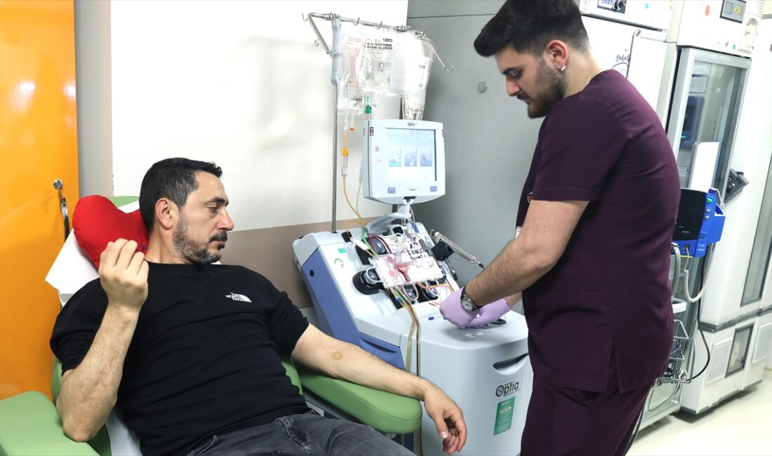 Altınbaş Üniversitesi Bahçelievler Medical Park Hastanesinde görevli sağlık personeli, azalan