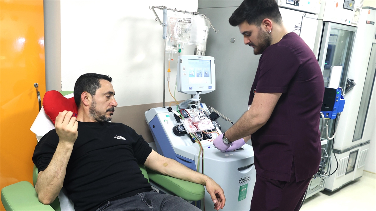 Altınbaş Üniversitesi Bahçelievler Medical Park Hastanesinde görevli sağlık personeli, azalan