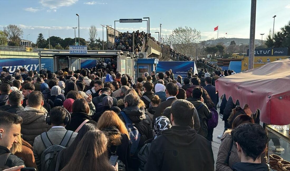 Üsküdar'da metrobüsün arızalanması nedeniyle Altunizade durağında yoğunluk oluştu.