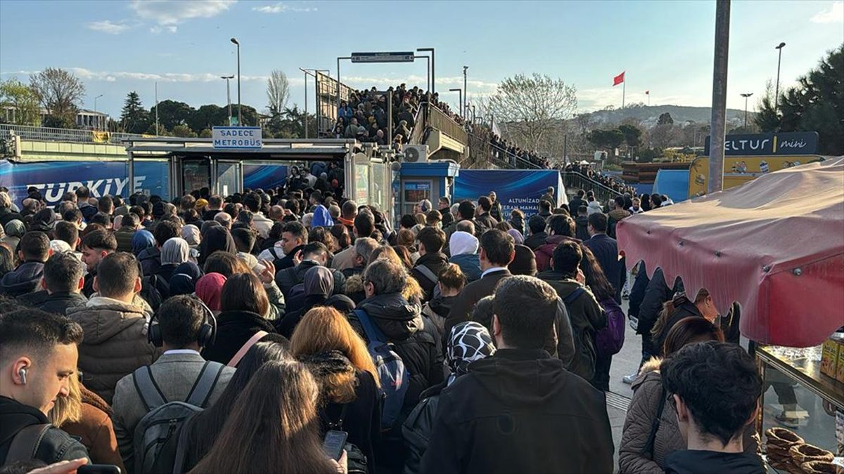 Üsküdar'da metrobüsün arızalanması nedeniyle Altunizade durağında yoğunluk oluştu.