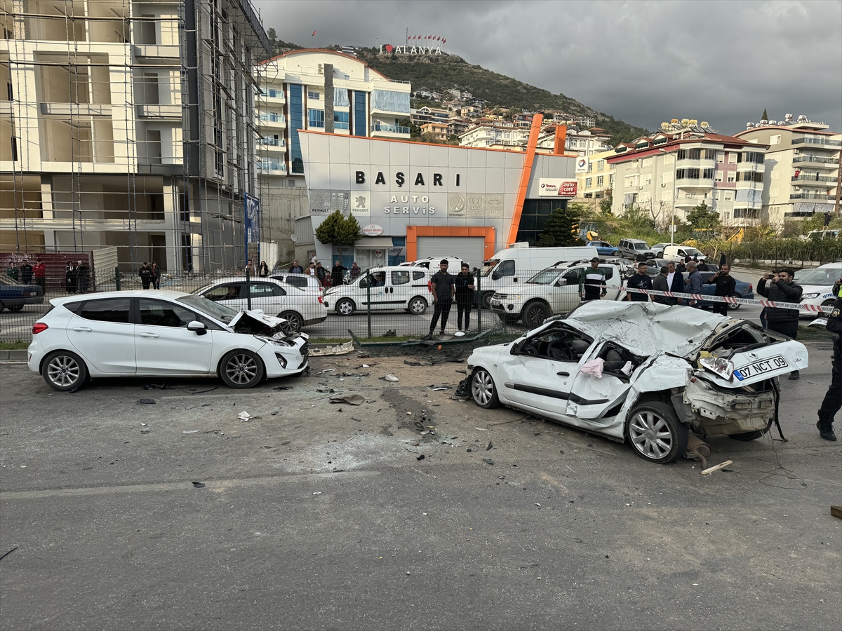 Antalya’da 3 aracın karıştığı kazada 2 kişi öldü, 3 kişi yaralandı
