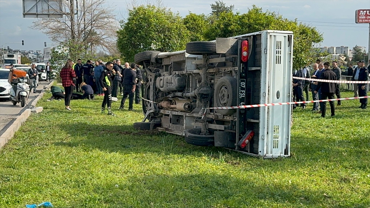 Antalya'da devrilen kamyonetteki infaz koruma memuru hayatını kaybetti