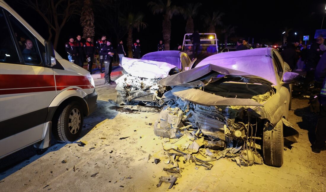 ANTALYA (AA) – Antalya'da iki otomobilin çarpıştığı kazada 4 kişi