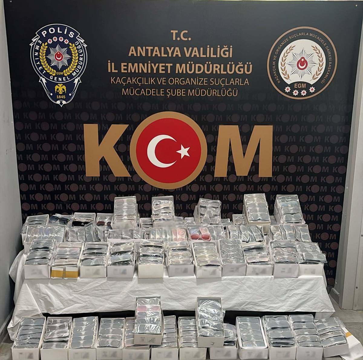 Antalya'da kaçakçılık operasyonunda 14 şüpheli yakalandı