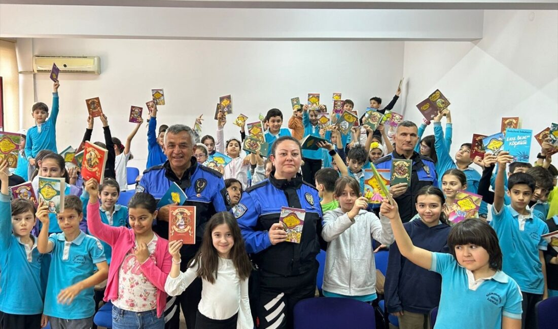 ANTALYA (AA) – Antalya'nın Konyaaltı ilçesinde Kütüphaneler Haftası dolayısıyla kitap