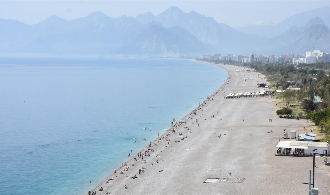 ANTALYA (AA) – Hava sıcaklığının 29, nemin yüzde 33 ve