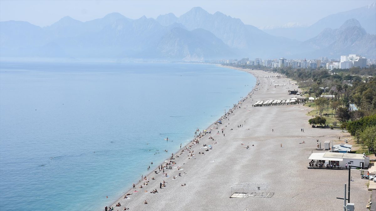 ANTALYA (AA) – Hava sıcaklığının 29, nemin yüzde 33 ve
