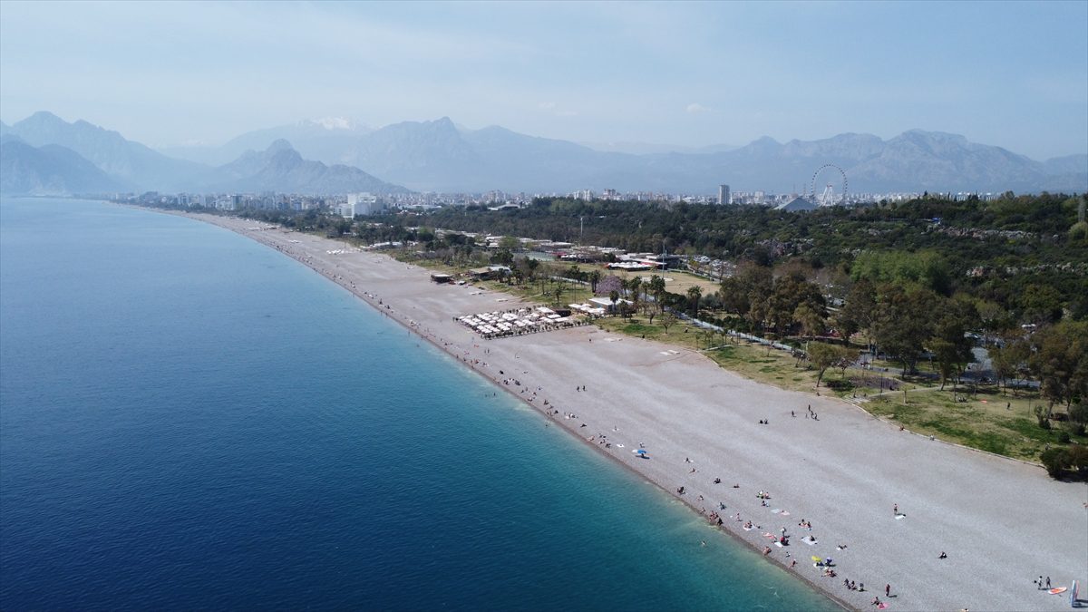 Antalya'da oy kullanan seçmenler sahilde yoğunluk oluşturdu