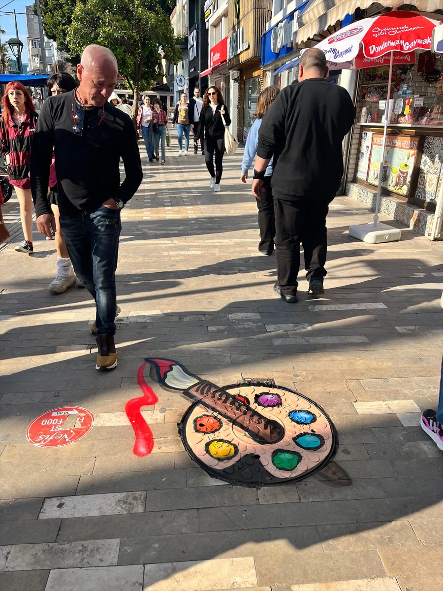 ANTALYA (AA) – Antalya'da özellikle turistik noktalardaki rögarlar renkli motiflere