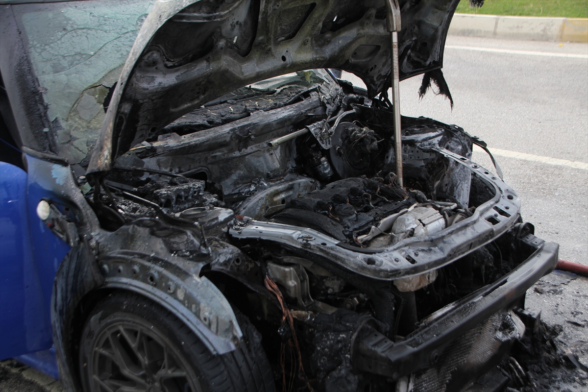 Antalya'da seyir halindeki otomobilde yangın çıktı