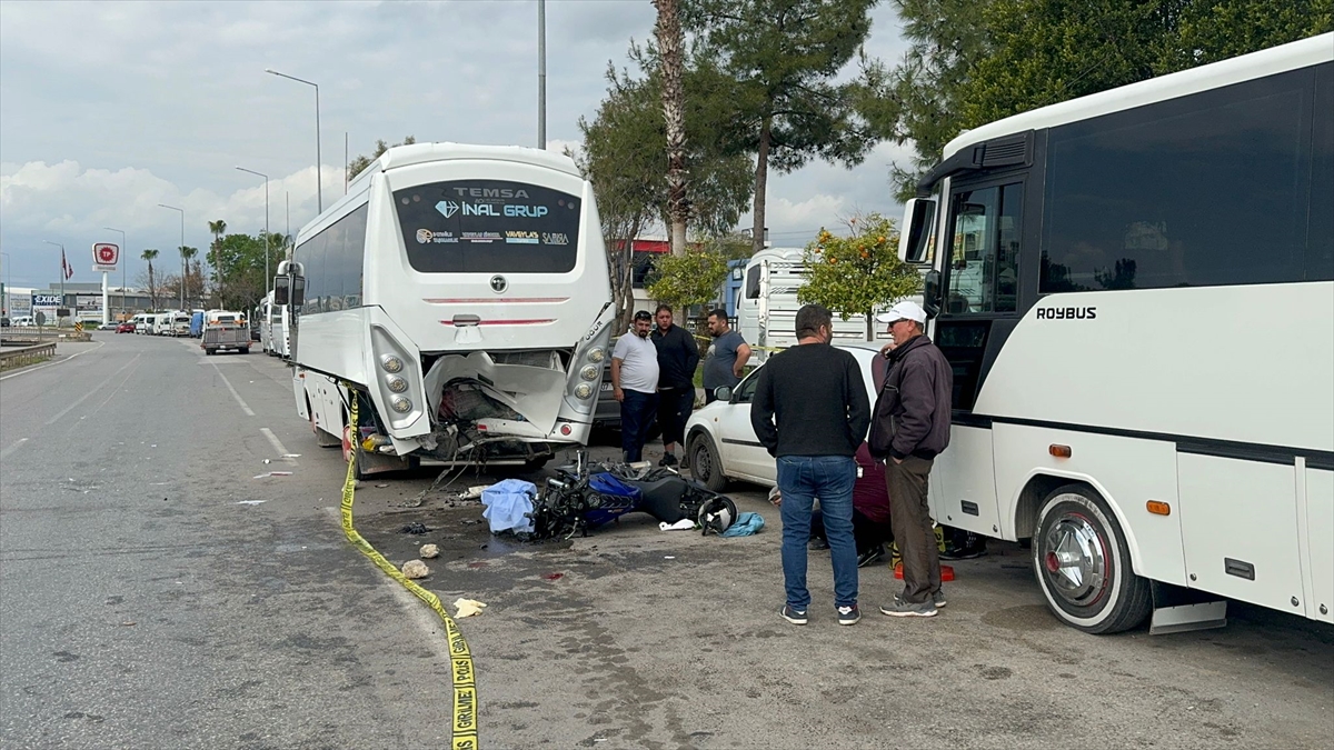 ANTALYA (AA) – Antalya'nın Kepez ilçesinde park halindeki midibüse çarpan