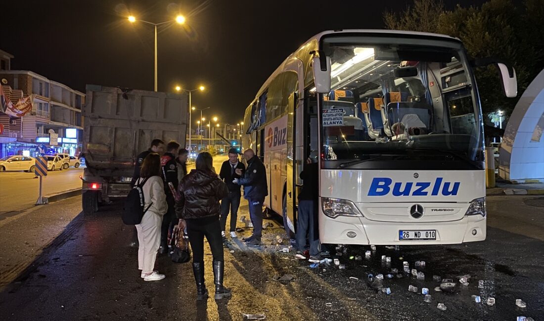 ANTALYA (AA) – Antalya'nın Serik ilçesinde yolcu otobüsü ile hafriyat